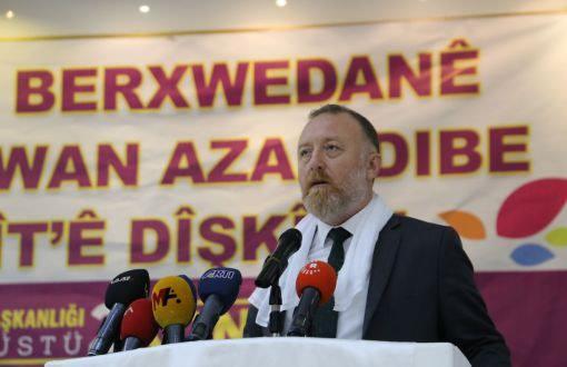 <p>HDP’nin Diyarbakır kongresinde konuşan Eş Genel Başkan Temelli, CHP’ye verdikleri desteğin amacını şu sözlerle açık etti: “23 Haziran sadece bir belediye başkanlığı seçimi değil, bir demokrasi referandumudur. O demokrasi referandumunda Türkiye halkları, toplumsal muhalefet tüm samimiyetiyle, mutlaka ama mutlaka buluşmalıdır. Bu buluşma gerçekleşirse belediye başkanlığı da, meclis üyeliği de kazanılır. Ama bunlardan öte Türkiye’nin demokrasi yolu açılır, barış yolu açılır, İmralı’nın yolu açılır.” diyerek, desteklerinin teröristbaşı Öcalan'ın İmralı'dan tahliye edilmesinin yolunu açmaya yönelik bir girişim olduğuna dikkat çekti. (12.05.2019)</p>