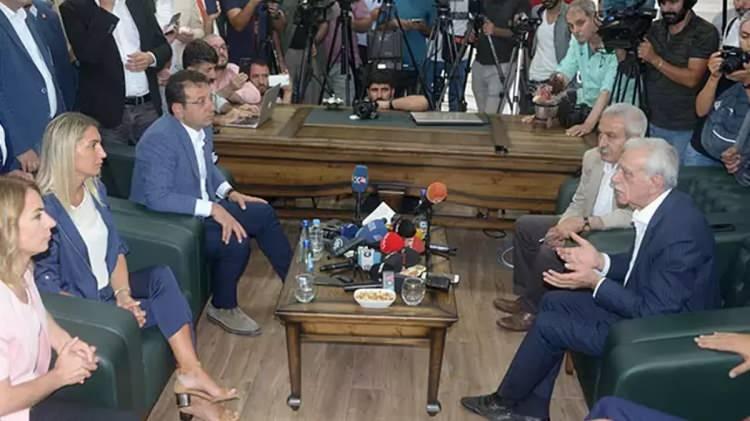 <p>Ekrem İmamoğlu, teröre verdikleri destek gerekçesiyle İçişleri Bakanlığı'nca görevden alınan HDP'li belediye başkanlarına destek vermek amacıyla eşi Dilek İmamoğlu ile birlikte Diyarbakır'a geldi. İmamoğlu “Burada olmamızın tek sebebi size güç olmak ama daha ötesinde biz fark etmiyor aynı yerde görüyoruz kendimizi.” dedi. Ayrıca, “Umut ediyorum bu sıkıntılı günleri aşarız. Size yapılan haksızlık ülkenin demokrasisine yapılmıştır. Altını böyle çizmek istiyorum” diyerek HDP’lilere teselli verdi. (Yeni Şafak 1.09.2019)</p>