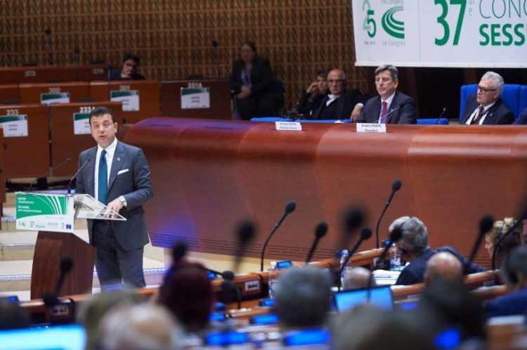 <p>Ekrem İmamoğlu, Fransa’da düzenlenen Avrupa Yerel ve Bölgesel Yönetimler Kongresi Genel Kurulu’nda yaptığı konuşmada, görevden alınan ve tutuklanan HDP’li başkanlar adına konuştu. İmamoğlu şunları söyledi: “Siyasi partiler ve seçilmiş yöneticileri, belediye başkanları ya hukukun içindedirler ya da dışındadırlar. Buna yargı karar verir. Siyasi irade değildir. Kime yapılırsa yapılsın, haksızlığa, hukuksuzluğa, adaletsizliğe açıkça ve hep birlikte ‘Hayır’ demek mecburiyetindeyiz.” (Akşam 1.11.2019)</p>