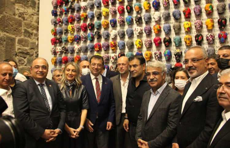 <p>Ekrem İmamoğlu, kendisini İBB Başkanlığı koltuğuna oturtan PKK’nın siyasi uzantısı HDP’nin Eş Başkanı Mithat Sancar ve HDP’li Sırrı Sakık ile birlikte Ressam Ahmet Güneştekin’in, Cumhuriyetin ilk yıllarından son yıllara kadar bölgedeki öldürülen isimlerin yer aldığı ‘Hafıza odası’ adlı sergiyi açtı. Sergide vatanı ve milleti için kanını bu topraklar için akıtan tek bir tane bile şehit ve gazinin isminin yer almaması dikkat çekti.</p>