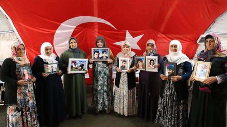 <p>Cumartesi günü eşi Dilek İmamoğlu ile birlikte Diyarbakır'a gelen İstanbul Büyükşehir Belediye Başkanı Ekrem İmamoğlu kentte bir dizi ziyaretlerde bulunurken, iki yılı aşkındır evlat nöbeti tutan Diyarbakır annelerini görmezden geldi. İmamoğlu, Elazığ'dan Diyarbakır'a gelirken aracıyla evlat nöbetinin sürdüğü bölgenin yakınından geçmesine rağmen anneleri ziyaret etmedi. (Sabah 18.10.2021)</p>
