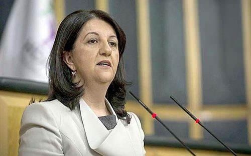 <p>HDP Eş Genel Başkanı Pervin Buldan, partisinin grup toplantısında yaptığı konuşmada, İBB’ye yönelik İçişleri Bakanlığı’nın yaptığı incelemeye tepki gösterdi. Buldan, “Siyaseten yenemedikleri, baş edemedikleri siyasi rakiplerini yalan ve iftiralarla, kumpaslarla, kayyım tehditleriyle engelleme gayreti içerisindeler. En son İstanbul Büyükşehir Belediyesi üzerinde bir kumpas başlattılar” ifadelerini kullandı.(Yeni Akit 5.01.2022 )</p>
