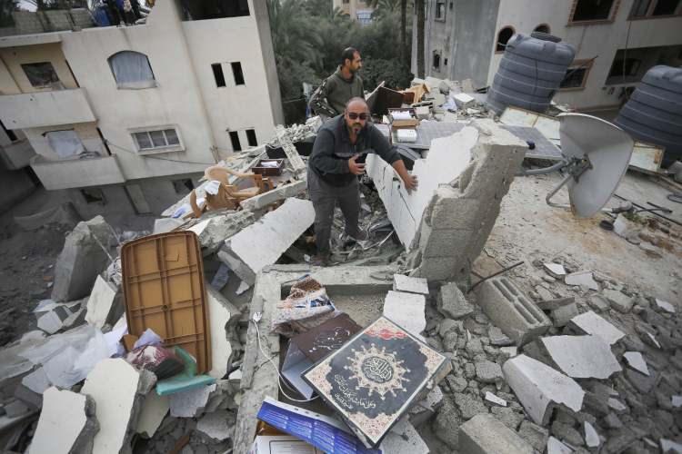 <p><span style="color:#B22222"><strong><em>ATRAŞ AİLESİNİN</em> EVİNİ HEDEF ALDILAR</strong></span></p>

<p><strong>​</strong></p>

<p>İsrail ordusunun Gazze'nin Deyr Belah kentindeki Atraş ailesine ait apartmana düzenlediği saldırı sonucu ölü ve yaralıların olduğu bildirildi. Bölge sakini Filistinliler, saldırıda ağır hasar alan evi inceledi.</p>
