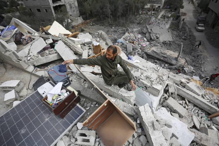 <p><span style="color:#B22222"><strong>EVE SALDIRDILAR</strong></span></p>

<p><span style="color:#B22222">​</span></p>

<p>Filistin haber ajansı WAFA'ya göre, İsrail güçleri, Gazze'nin orta kesimlerindeki Deyr el-Belah kentinde bir evi bombaladı.</p>
