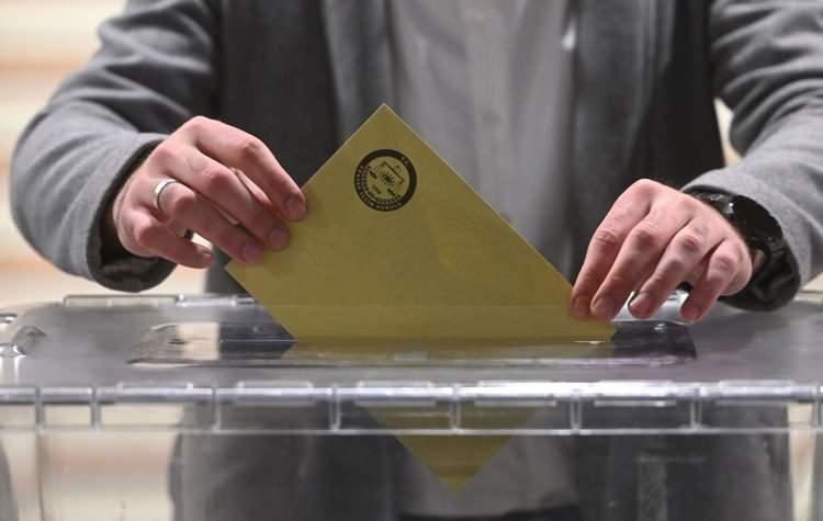 <div><strong>AK PARTİ SON ANKETİ AÇIKLADI</strong></div>
<div> </div>
<div>Bu kapsamda büyük önem taşıyan büyükşehirlerdeki adaylar için anket çalışmaları da devam ediyor.</div>
<div> </div>