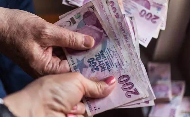 <p>Buna göre; Geçtiğimiz yıl 2 bin lira olan bayram ikramiyeleri bu yıl 3 bin lira olarak hesaplara yatırılacak.</p>
