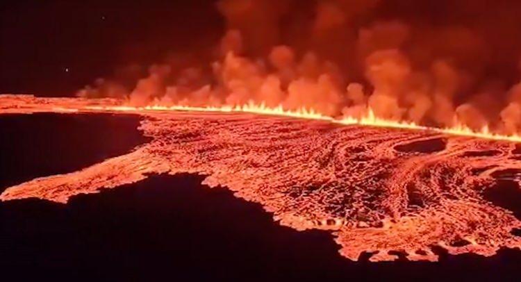 <p><span style="color:rgb(33, 37, 41)">İzlanda Meteoroloji Ofisi (IMO), Fagradalsfjall yanardağının Sundhnukagigar kraterinde meydana gelen patlama sonucu ortaya çıkan lavın Grindavik kentine yaklaştığını duyurdu. Ofis, püskürmenin hala sürdüğünü ancak lavın akış hızının yavaşlamaya başladığını belirtti.</span></p>