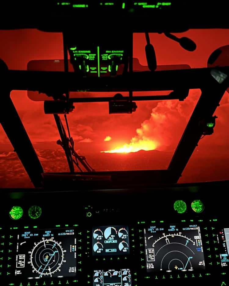 <p>" Şu anda Grindavikurveg yolu üzerinde akan lav yatağı Şubat ayına göre önemli ölçüde daha geniştir. Gözetleme uçuşundan elde edilen bilgilere göre, güneye doğru akan lavın ilerleyişi yavaşlamıştır. Hızın şu anda saatte 300 metre civarında olduğu tahmin ediliyor” denildi.</p>