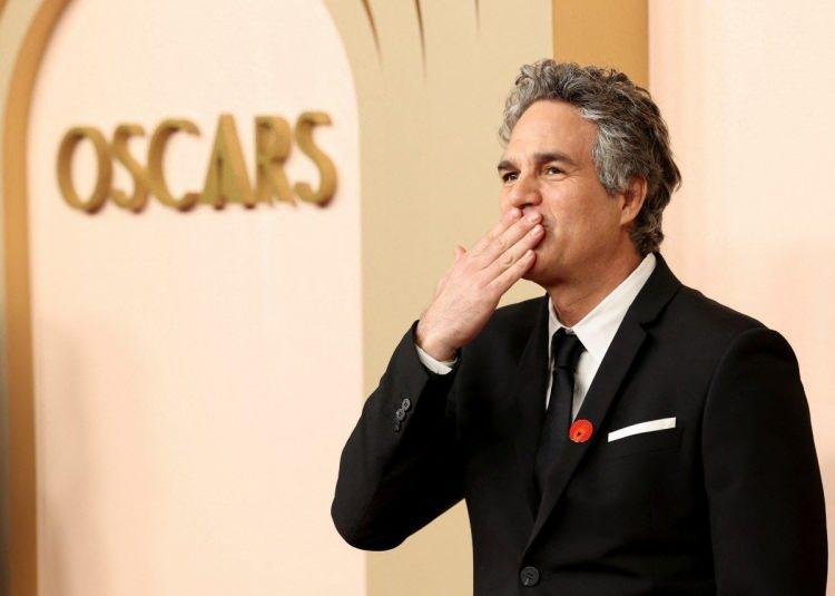 <p><span style="color:#B22222"><strong>KIRMIZI BROŞLA GELDİLER</strong></span></p>
<p><strong>Ayrıca aralarında Ramy Youssef, Mark Ruffalo ve Billie Eilish gibi ünlü Hollywood yıldızlarının bulunduğu birçok oyuncunun salona "Gazze'de ateşkes" talebini sembolize eden kırmızı broşlarla gelmesi dikkati çekti.</strong></p>