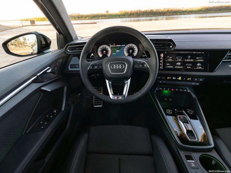 <p>Yeni Audi A3 Avrupa’da 1.5 litre hafif hibrit benzinli motor 148 beygir güç üretiyor. Şimdilik sadece 7 vitesli S-tronic şanzımanla gelen araçlar, sonrasında 6 ileri manuel şanzımanla da alınabilecek.</p>
