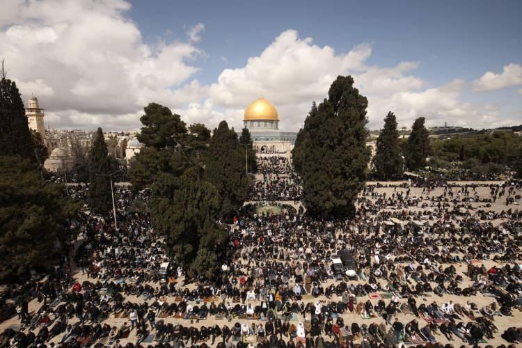 <p> İşgal altındaki Doğu Kudüs’te yer alan Mescid-i Aksa’da Ramazan ayının ilk Cuma namazında 40 bin Müslüman saf tuttu.</p>
