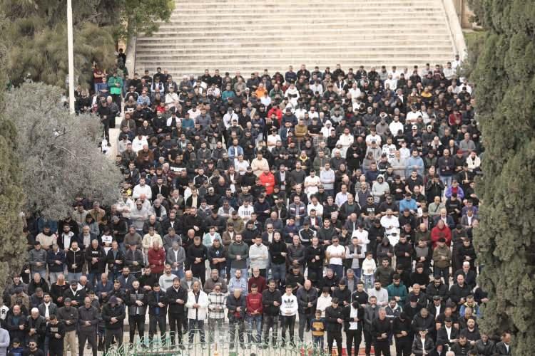 <p>İsrail’in Aksa’da ibadet etmek isteyenlere yönelik kısıtlaması<br />
Doğu Kudüs'teki Filistinlilerin Mescid-i Aksa’ya girip ibadet etmelerine yönelik herhangi bir kısıtlama bulunmuyor. Ancak işgal altındaki Batı Şeria'dan gelenler için yaş sınırlaması bulunuyor.</p>