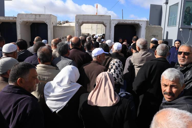 <p>Ayrıca söz konusu Filistinlilerin önceden izin başvurusunda bulunmaları gerekiyor. Sabah erken saatlerde Kudüs’e giden yollardaki kontrol noktalarından geçmeleri ve yerel saatle 17.00’ye kadar geri dönmeleri isteniyor.</p>