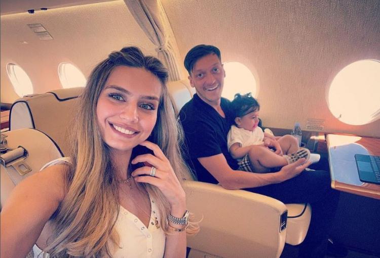 <p><strong>Ünlü futbolcu Mesut Özil ile Amine Gülşe 30 Mart'ta dünyaya gelen bebekleri Eda ile magazin gündeminden hiç düşmeyen çiftin mutlulukları da parmakla gösteriliyor. </strong></p>
