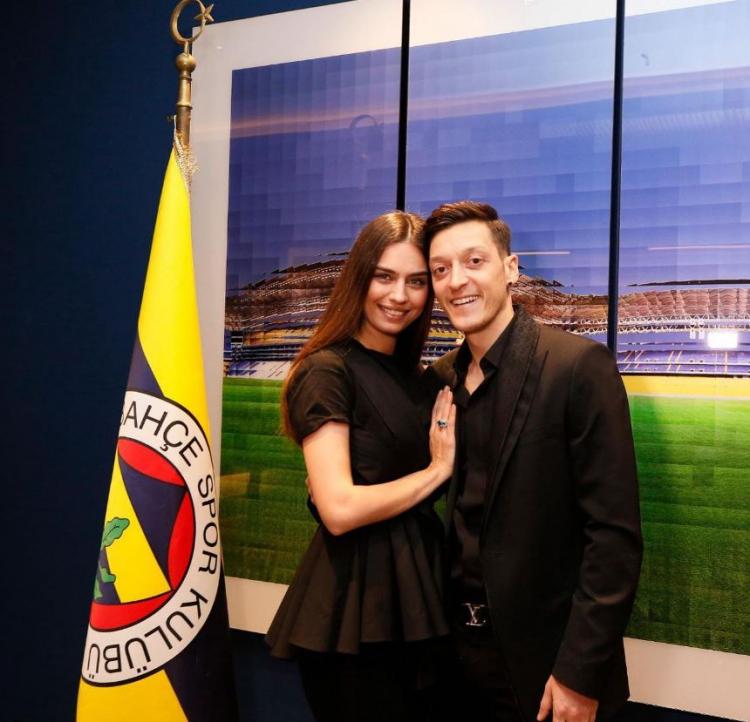 <p><strong>Yardımsever yönüyle gönülleri fetheden Mesut Özil kendini hayır işlerine adadı. </strong></p>
