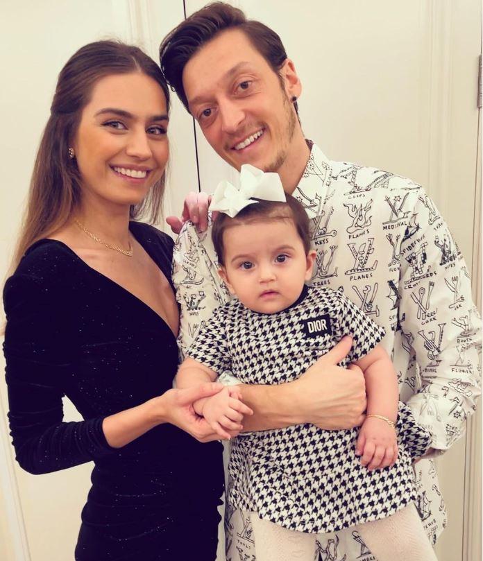<p><strong>Mesut Özil, eşi Amine Gülşe ile deprem felaketinde ailesini ve yakınlarını kaybeden 18 çocuğun eğitimini üstlendi.</strong></p>

<p> </p>
