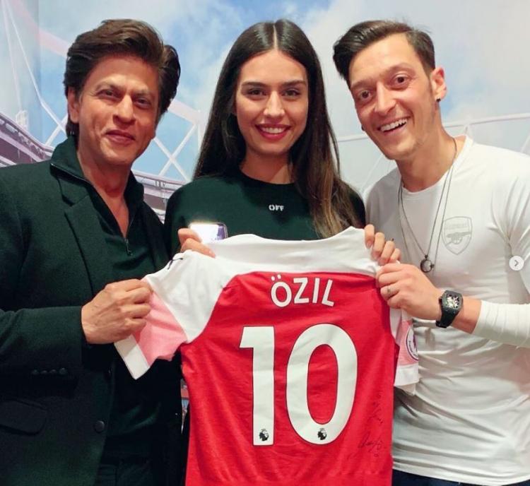 <p><span style="color:#B22222"><strong>12 YIL BOYUNCA SAHİP ÇIKACAK</strong></span></p>

<p><strong>Özil, çocuklara 12 yıllık zorunlu eğitim hayatları boyunca destek verecek. Ünlü çift bu hareketiyle takdir topladı. </strong></p>

<p> </p>
