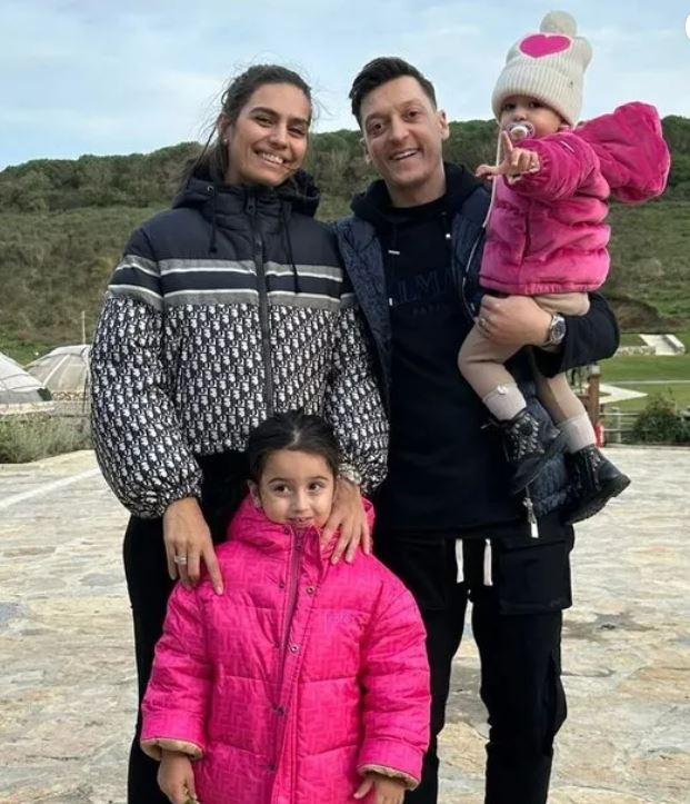 <p><span style="color:#B22222"><strong>DAHA ÖNCE DE 100 BİN EURO BAĞIŞLAMIŞTI</strong></span></p>

<p><strong>Mesut Özil, iki yıl önce de Kızılay'ın 'Ramazan Bereketini Paylaşan Tüm Kalplere Hilal Olsun Türkiye' sloganıyla yürüttüğü kampanyaya 100 bin Euro bağış yapmıştı.</strong></p>
