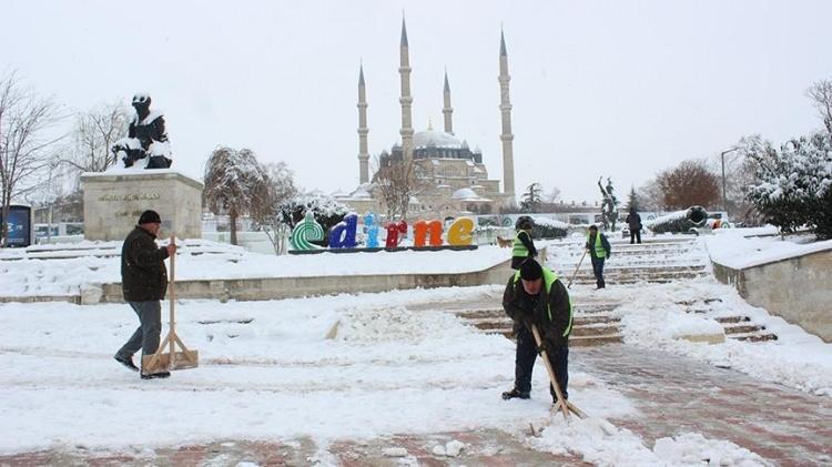 <p><strong>EDİRNE 8&deg;C, 17&deg;C</strong></p>

<p>Par&ccedil;alı, yer yer &ccedil;ok bulutlu, gece saatlerinden itibaren yer yer kuvvetli sağanak ve g&ouml;k g&uuml;r&uuml;lt&uuml;l&uuml; sağanak yağışlı</p>
