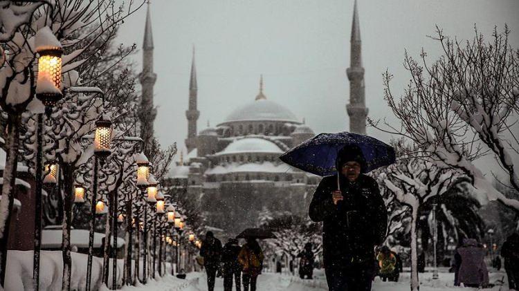 <p><strong>İSTANBUL 9&deg;C, 15&deg;C</strong></p>

<p>Par&ccedil;alı, yer yer &ccedil;ok bulutlu, sabah saatlerinden itibaren sağanak ve yer yer g&ouml;k g&uuml;r&uuml;lt&uuml;l&uuml; sağanak yağışlı</p>

