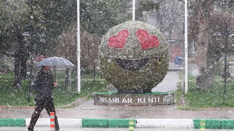 <p><strong>KIRKLARELİ 8&deg;C, 13&deg;C</strong></p>

<p>Par&ccedil;alı, yer yer &ccedil;ok bulutlu, gece saatlerinden itibaren sağanak ve g&ouml;k g&uuml;r&uuml;lt&uuml;l&uuml; sağanak yağışlı</p>
