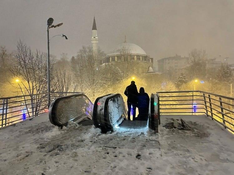 <p><strong>KOCAELİ 11&deg;C, 21&deg;C</strong></p>

<p>Par&ccedil;alı, yer yer &ccedil;ok bulutlu, sabah saatlerinden itibaren sağanak ve yer yer g&ouml;k g&uuml;r&uuml;lt&uuml;l&uuml; sağanak yağışlı</p>
