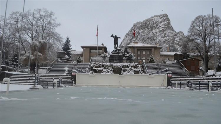 <p><strong>A.KARAHİSAR 2&deg;C, 18&deg;C</strong></p>

<p>Par&ccedil;alı, yer yer &ccedil;ok bulutlu</p>

