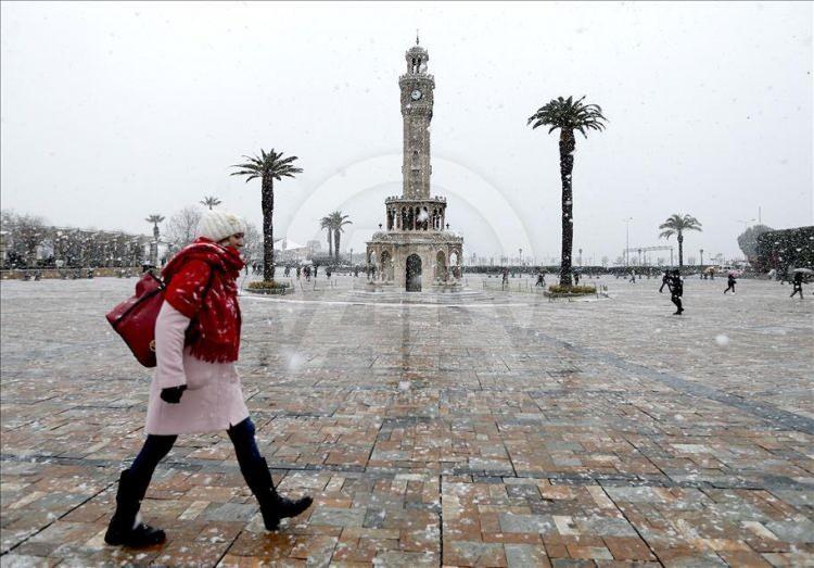 <p><strong>İZMİR 10&deg;C, 20&deg;C</strong></p>

<p>Par&ccedil;alı, yer yer &ccedil;ok bulutlu, aralıklı sağanak ve g&ouml;k g&uuml;r&uuml;lt&uuml;l&uuml; sağanak yağışlı</p>
