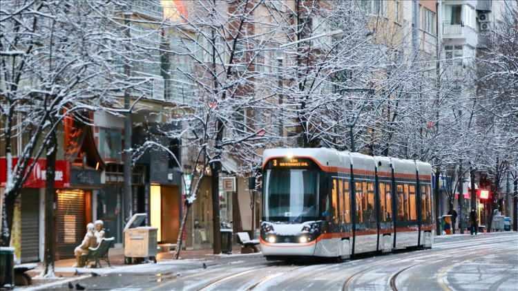 <p><strong>ESKİŞEHİR 3&deg;C, 19&deg;C</strong></p>

<p>Par&ccedil;alı ve az bulutlu, batı kesimleri yer yer &ccedil;ok bulutlu</p>
