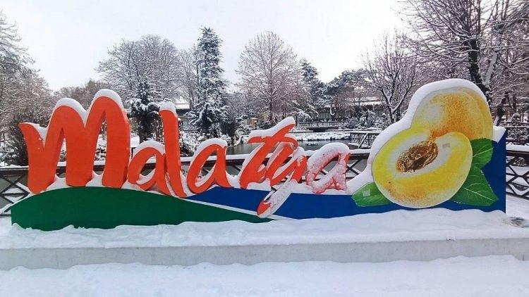<p><strong>MALATYA 3&deg;C, 15&deg;C</strong>​</p>

<p>&nbsp;</p>

<p>Par&ccedil;alı ve az bulutlu</p>
