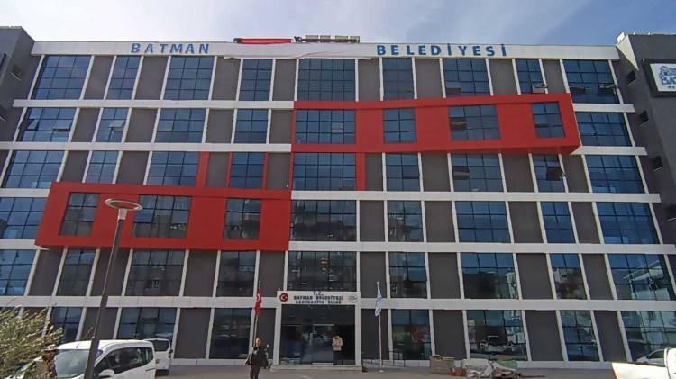 <p><strong>‘MOTİVASYON AMAÇLI’</strong></p>

<p>Batman Belediyesi’nin tabela ile yaptığı açıklamada, “Ortaya koyduğumuz Büyükşehir vizyonu çerçevesinde iki gözümüz Batman’ın gelecek 50 yılını planlama ve inşa etme sürecini ifade eden ‘Batman, Türkiye’ye model olacak ve Büyükşehir’e giden yolun taşlarını tek tek döşüyoruz’ konseptine uygun olarak hayata geçirilmekte olan her projede olduğu gibi hizmet binalarında da aynı bakış açısına sahibiz.</p>
