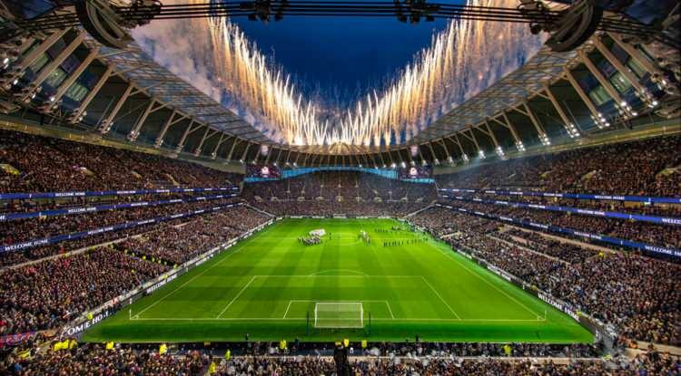 <p><span style="color:#B22222"><em><strong>Futbol severler tarafından yakından takip edilen İngiliz FourFourTwo dergisi, tutbol kulüplerinin evi olan 'dünyadaki en iyi stadyumları' açıkladı.</strong></em></span></p>
