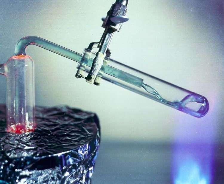 <p><strong>ONLARIN YAPTIKLARINI BİZ DE YAPARIZ</strong></p>

<p>Henüz projenin çok başında olduklarını anlatan Prof. Dr. Özdemir, üretim için yığınla kaynağa ihtiyaç duyulduğundan bahsetti: "Şu anda nükleer füzyon projesinin yerli yerine oturduğunu söyleyemeyiz. ‘Ahım şahım’ bir şey bulduklarını söylemenin doğru olmadığını düşünüyorum. Onun bir takım parametreleri var. Üretim için yığınla kaynağa ihtiyacınız var. Eldeki enerjiyi çoğaltabilecekler mi? Onların yaptığı şeyleri biz de yaparız.</p>
