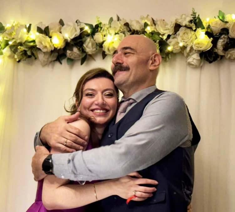 <p>Ünlü oyuncu geçtiğimiz gün Kadıköy Evlendirme Dairesi'nde <strong>Asude Karayavuz</strong> ile nikah masasına oturdu.</p>
