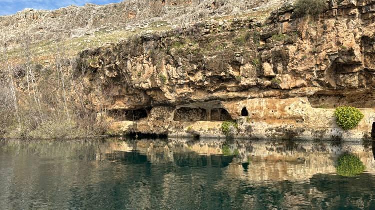 <p>"Fırat Nehri'nin her iki yakasında bulunan çok katlı mağaralar ve tek katlı mağaralar ile burada çok kompleks bir alan bulunuyor. </p>
