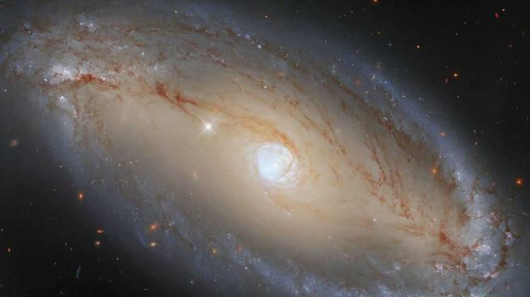 <p>2023'te Hubble'ın gözlemlerini teyit etmek için Webb teleskobunu kullanan bilim insanları, ölçümlerin doğru olduğuna işaret etmişti.</p>
