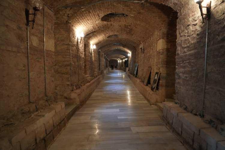 <p>Aynı caddede 2 han daha yaptıran Sultan 2. Abdülhamid’in başmabeyincisi Sarıcazade Ragıp Paşa, yaptırdığı üç hana Osmanlı Cihan Devleti’nin yayıldığı, üç kıtanın ismini verdi. </p>