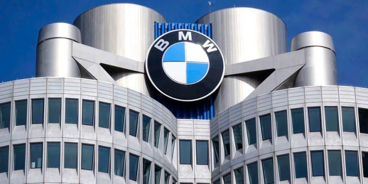 <p><strong><span style="color:#B22222">7)  BMW</span>  |  78.27 MILYAR DOLAR</strong></p>
