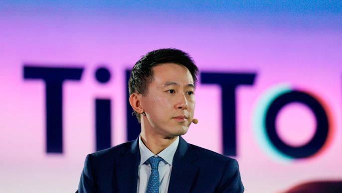 <p><strong>TikTok CEO'su sosyal medya üzerinden, Amerikalı TikTok fenomenlerine şöyle seslendi:</strong><br />
</p>
<p>"Bu uygulama bir kanuna dönüştürülürse, diğer sosyal medya firmalarını da etkileyecek bir harekete dönüşebilir. Bununla birlikte küçük işletmelerin ve yaratıcıların milyarlarca dolar gelirini de elinden alacak. Eğer TikTok ülkenizde engellenirse, 300.000'den fazla kişi işini kaybedecek. Direnin."</p>