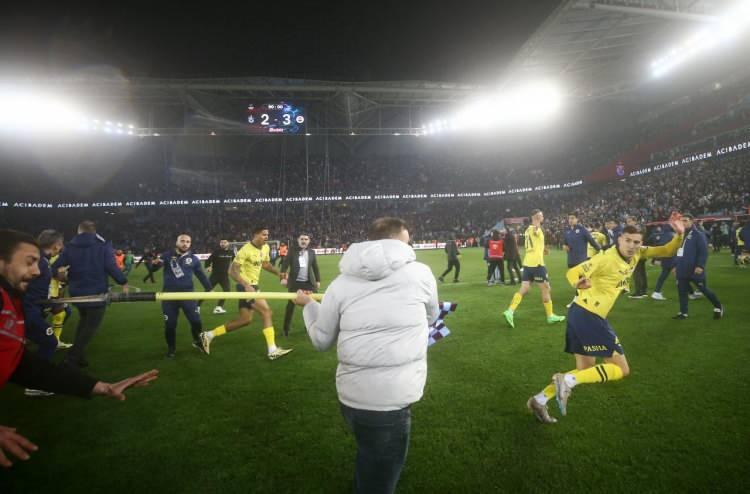 <p>Bir Trabzonspor taraftarı, Mert Müldür'e korner direği sopasıyla saldırdı. Mert Müldür, sopadan son anda kurtuldu.</p>