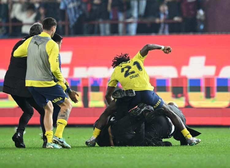 <p>Trabzonsporlu taraftarların üzerine geldiği Fenerbahçeli Osayı Samuel, taraftarlarla kavga etti.</p>