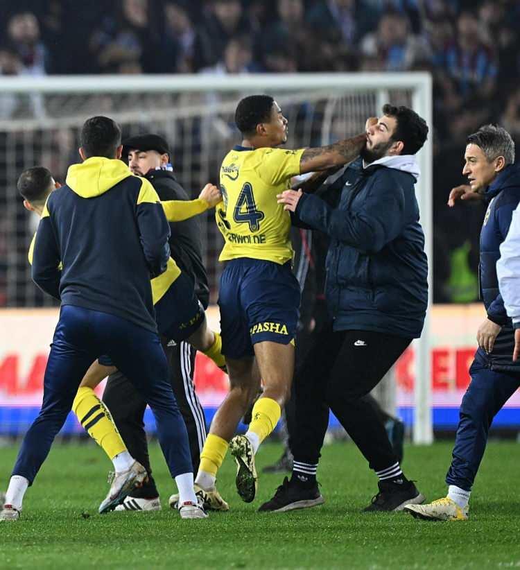 <p>Sahaya giren Trabzonsporlu taraftarlar, Fenerbahçeli Jayden Oosterwolde'ye saldırdı. Oosterwolde'nin karşı müdahalade bulunmasının ardından Hollandalı futbolcunun kafasına bir başka taraftar tarafından yumruk atıldı.</p>