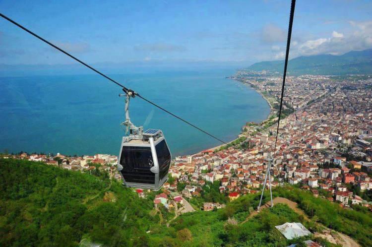 <p><span style="color:#FF0000"><strong>7. ORDU</strong></span></p>
<p><span style="color:#000000"><strong>Rize'yle oldukça yakın olan Ordu'da da erkekler için ortalama yaşam süresi 76.6 yıl; kadınlar için 83 yıl şeklinde. Genel ortalama ise 79.8 yıl.</strong></span></p>