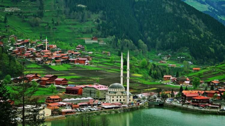 <p><span style="color:#FF0000"><strong>6. TRABZON</strong></span></p>
<p><span style="color:#000000"><strong>Listeye 6'ncı sıradan giriş yapan Trabzon'da kadınlar için 83.4 yıl, erkekler içinse 76 yıl olan yaşam süresi genel ortalamada 79.8 yıl oranında.</strong></span></p>