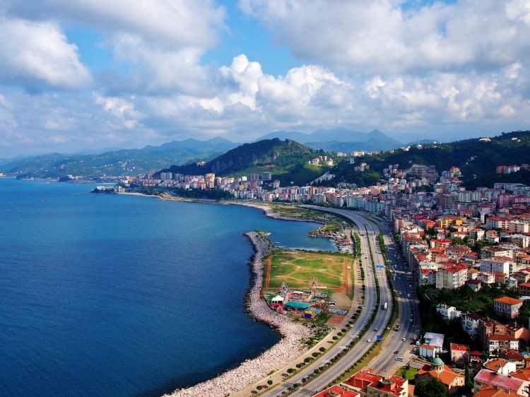 <p><span style="color:#FF0000"><strong>4. GİRESUN</strong></span></p>
<p><span style="color:#000000"><strong>Doğal güzellikleriyle ön plana çıkan Giresun'da erkeklerin ortalama yaşam süresi 75.9 yıl, kadınların ortalama yaşam süresi 84.3 yıl. Genel ortalama ise 80.1 yıl şeklinde.</strong></span></p>
