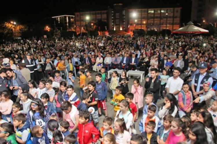 <p>Samsun&rsquo;un Bafra il&ccedil;esinde &ouml;zellikle &ccedil;ocuklar i&ccedil;in ayrı bir anlam taşıyan bir gelenek yıllardır s&uuml;rd&uuml;r&uuml;l&uuml;yor. &ldquo;Sele-sepet&rdquo; adıyla bilinen ve ramazan ayının 14&rsquo;&uuml;n&uuml; 15&rsquo;ine bağlayan gece ger&ccedil;ekleştirilen şenlikte &ccedil;ocuklar taşıdıkları &ldquo;sele-sepet&rdquo; adı verilen fenerlerle evleri dolaşarak bahşiş topluyor. &Ccedil;aldıkları kapıyı a&ccedil;anlarca bahşiş ve &ccedil;eşitli ikramlarda bulunulan &ccedil;ocuklar gruplar halinde &ldquo;sele-sepet top kandil, a&ccedil; kapıyı ben geldim. Ay da yıl da bir kere, kapınıza ben geldim&rdquo; şeklinde maniler s&ouml;yleyerek teravih vaktine kadar mahalleleri dolaşıyor.</p>
