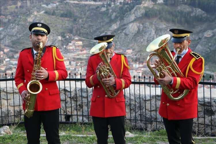 <p>Amasya&rsquo;da, ge&ccedil;mişi yaklaşık 157 yıl &ouml;ncesine dayanan m&uuml;zikle iftar a&ccedil;ma geleneği ile kent sakinleri belediye bandosunun &ccedil;aldığı pop&uuml;ler par&ccedil;alar eşliğinde iftar yapıp, sahura kalkıyor.&nbsp;</p>

<p>Genellikle y&ouml;reye &ouml;zg&uuml; t&uuml;rk&uuml;lerin icra edildiği konserlerde, zaman zaman istekler doğrultusunda yılın pop&uuml;ler par&ccedil;alarına da yer veriliyor. Bando, ramazan ayında seslendireceği par&ccedil;aların provalarına ise ramazan &ouml;ncesinde başlıyor.</p>

<p>&nbsp;</p>
