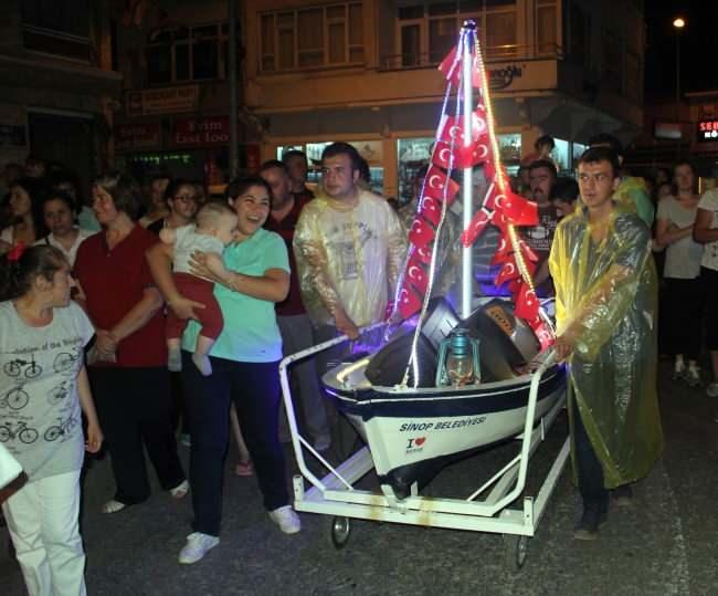 <p>Sinop&rsquo;a &ouml;zg&uuml; bir gelenek olan ve ramazan ayında &ldquo;sellime &ccedil;ıkma&rdquo; ya da diğer adıyla &ldquo;helesa&rdquo; olarak ger&ccedil;ekleştirilen şenliklerin ge&ccedil;mişi ise tam olarak bilinmiyor. Rivayete g&ouml;re; &ccedil;ok eski bir d&ouml;nemde kış mevsimi fırtınadan ka&ccedil;arak Sinop&rsquo;a sığınan bir geminin tayfaları haftalarca burada mahsur kalmış. Kumanyaları t&uuml;kenen tayfalar da kimseden bir şey isteyemedikleri i&ccedil;in &ccedil;aresiz kalınca, sonunda bir filikayla kente &ccedil;ıkıp, ellerinde fenerle evleri dolaşıp mani s&ouml;yleyerek yiyecek istemişler.&nbsp;</p>

<p>&nbsp;</p>
