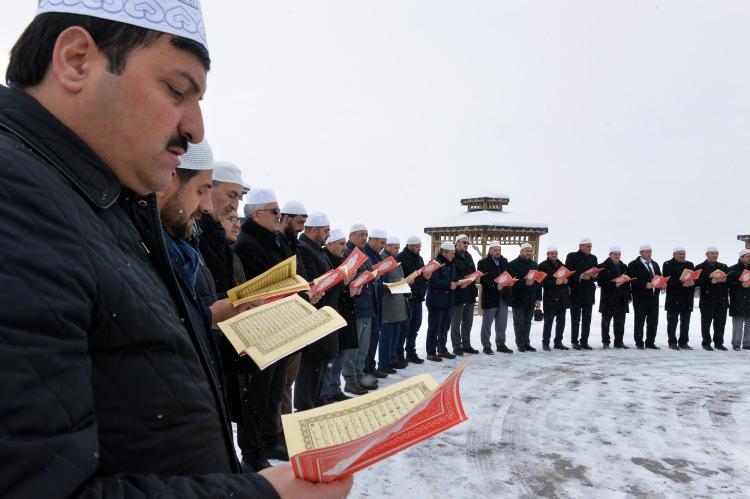 <p>Erzurum&rsquo;da ilk defa oru&ccedil; tutan &ccedil;ocuklara &ccedil;eşitli hediyeler verilmesi, nişanlı kızların evlerine iftarlık yemek ve hediye g&ouml;t&uuml;r&uuml;lmesi, maddi durumu k&ouml;t&uuml; olan vatandaşlara iftarlık verilmesi ve her yıl ramazan ayında 1001 hatim okuma geleneğinin s&uuml;rd&uuml;r&uuml;lmesi dikkat &ccedil;ekiyor.</p>

<p>&nbsp;</p>
