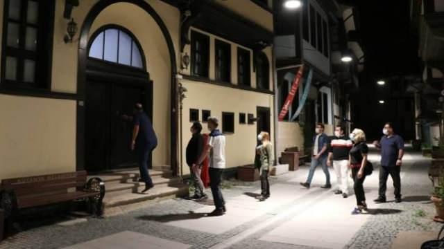 <p>&ldquo;K&uuml;pecik&rdquo;, K&uuml;tahya'da h&acirc;l&acirc; devam eden bir Ramazan geleneği. Ramazan ayı akşamlarında aynı mahallede ya da sokakta oturan ve 5-6 kişilik gruplar oluşturup kapı kapı dolaşarak evlerin zillerini &ccedil;alan &ccedil;ocuklar, &ldquo;k&uuml;pecik&rdquo; manisini okuyarak bahşiş isterler.</p>
